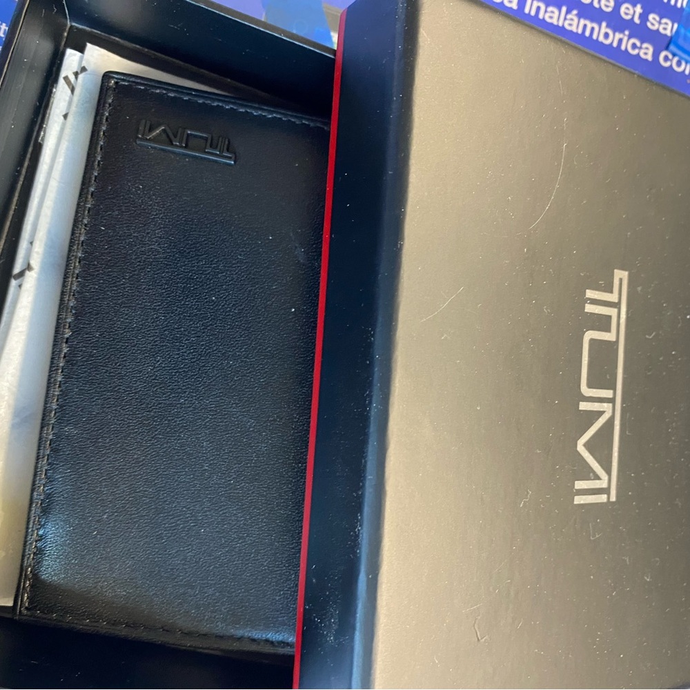Tumi Black Key & Card Holder Sleek Leather Accessory